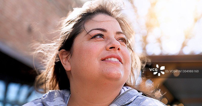 微笑的中年西班牙妇女图片素材