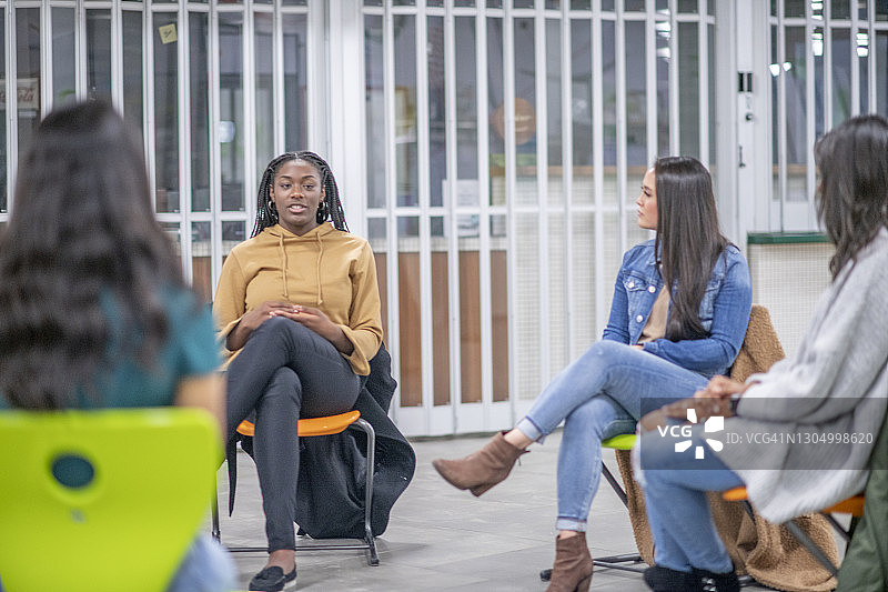保持社交距离的大学生合影图片素材