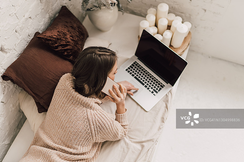 年轻白人女性用手机致电银行咨询信用卡信息图片素材