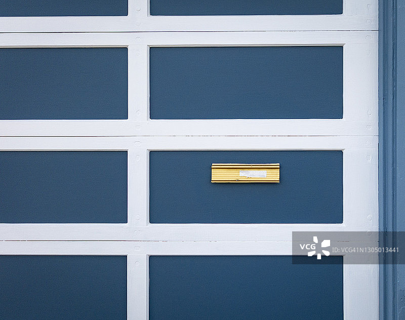 车库门上的邮箱投递口图片素材