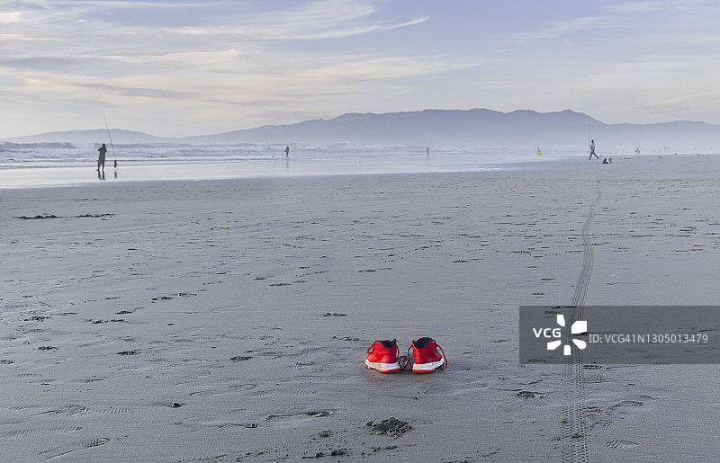 海滩上的普通运动鞋图片素材