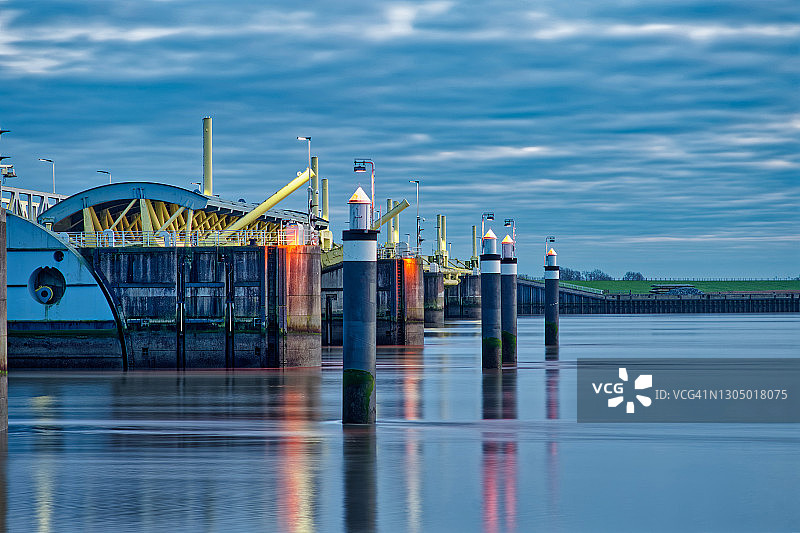 蓝色时刻的埃姆斯河路障，德国下萨克森州图片素材
