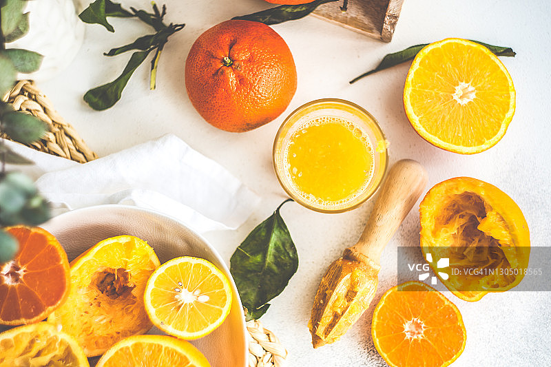 一杯鲜榨橙汁和新鲜橙子图片素材