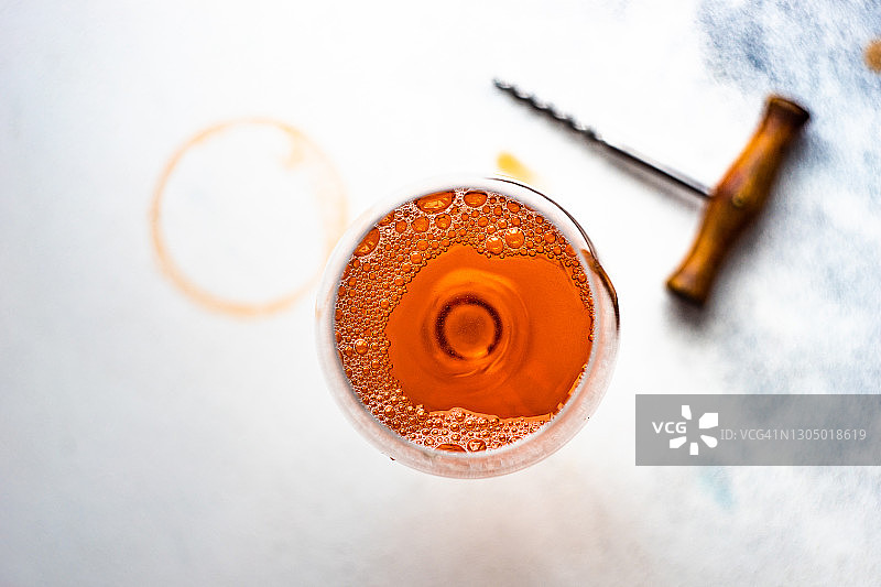 萨佩拉维葡萄酒与开瓶器俯视图图片素材