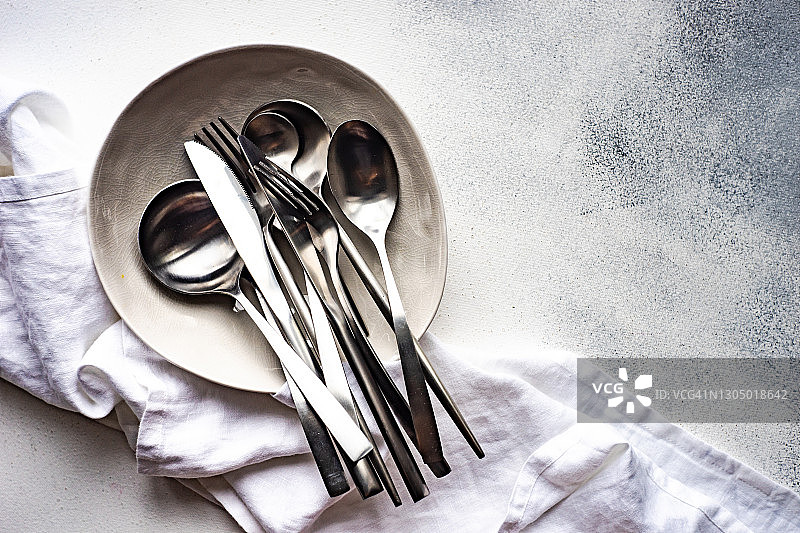 餐巾和餐垫上的一堆餐具图片素材