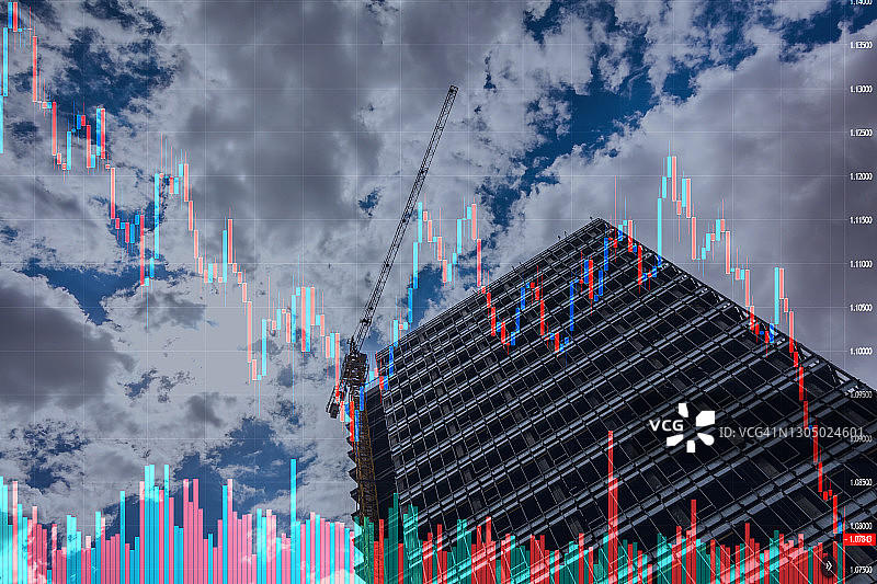 股市图表背景下的建筑施工，房地产市场图片素材
