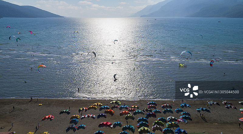 夏季海滩上的风筝冲浪图片素材