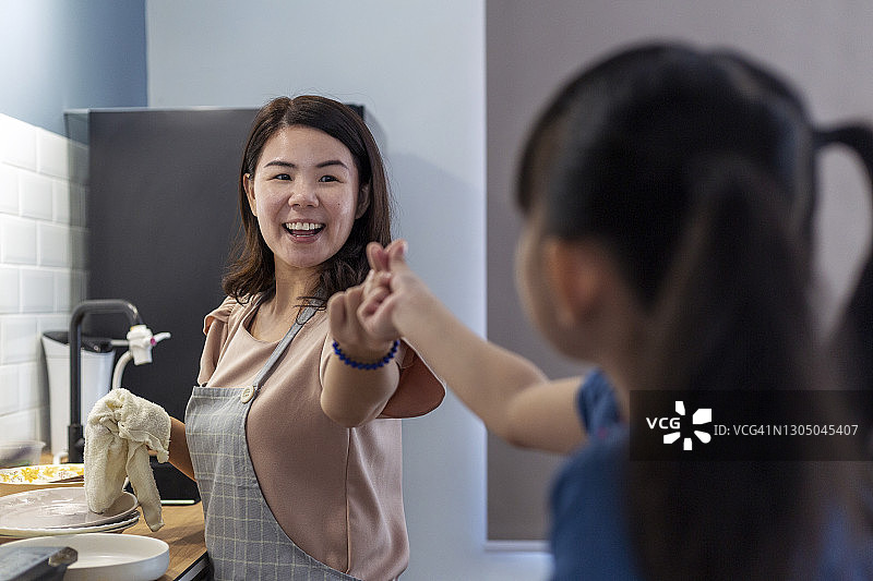 年轻的母亲和女儿在家玩耍图片素材