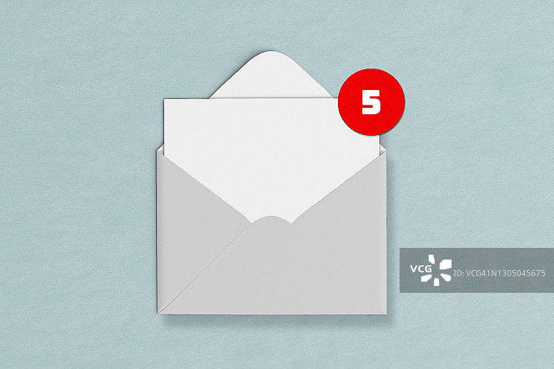 带通知的灰色信封-电子邮件概念图片素材