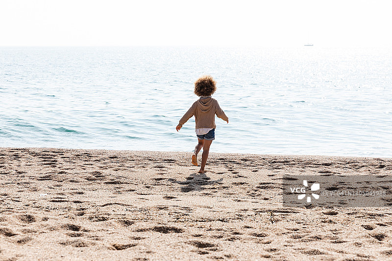 女孩在海边玩耍图片素材