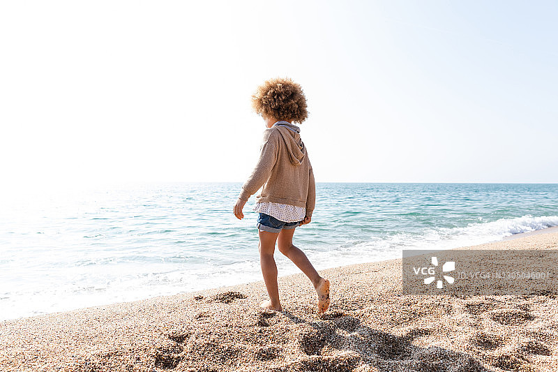 女孩在海边玩耍图片素材