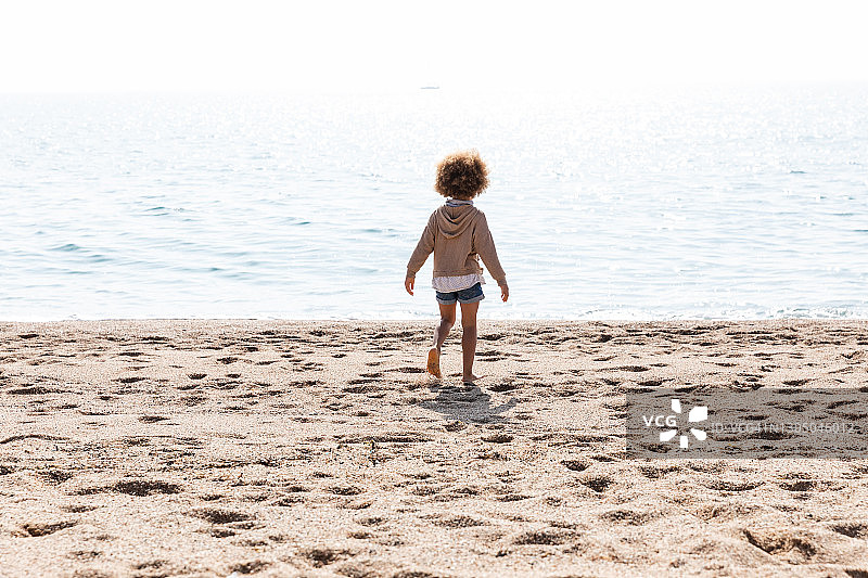 女孩在海边玩耍图片素材