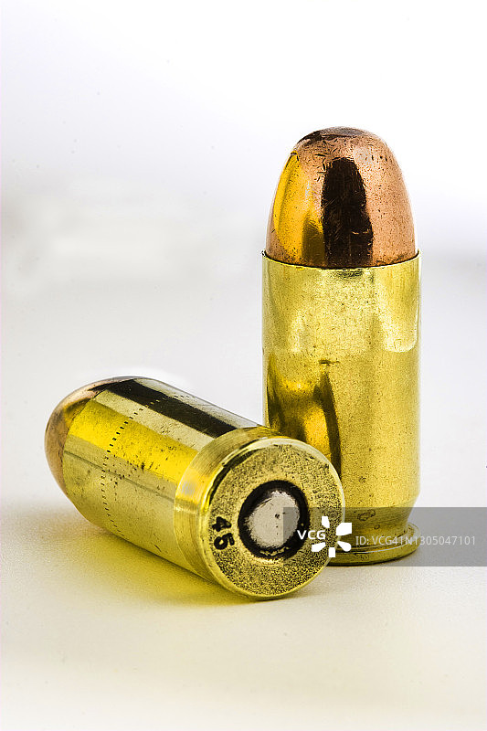 两颗45口径子弹特写，工作室拍摄图片素材