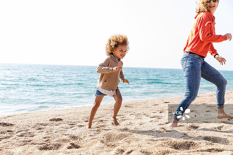 在海滩玩耍图片素材