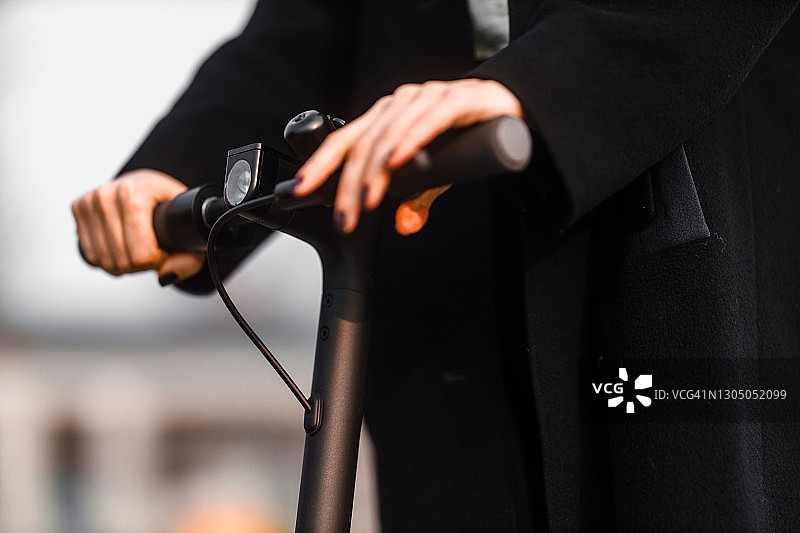 骑电动滑板车的女人图片素材