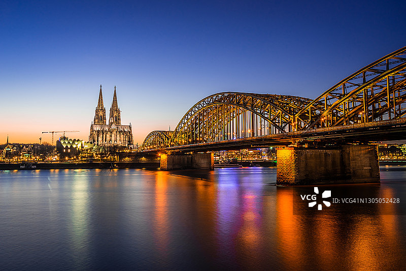 夜间霍亨索伦桥与科隆大教堂图片素材