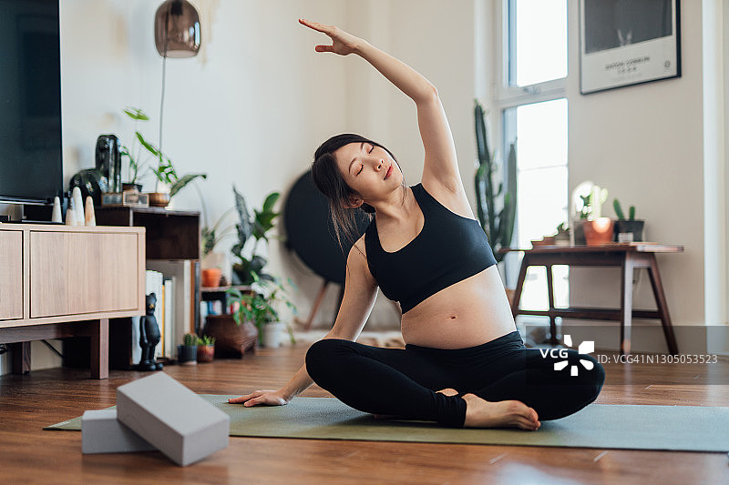 孕妇在家练习瑜伽图片素材