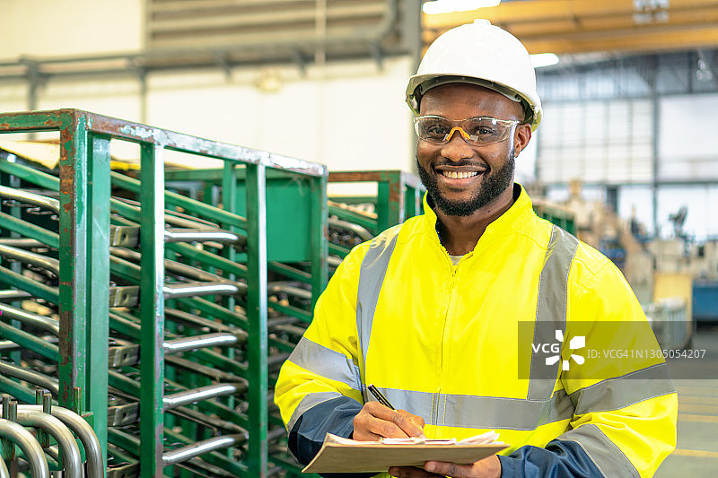 质检工程师在工厂仓库检查汽车座椅钢管材料图片素材