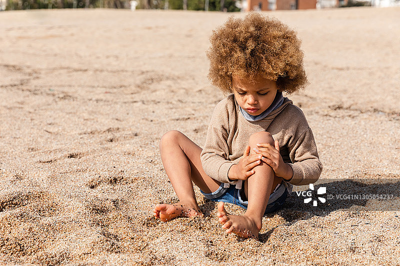 海滩上的小女孩图片素材