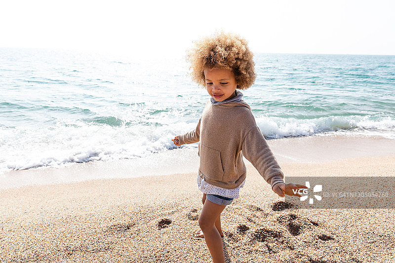 海滩上的小女孩图片素材