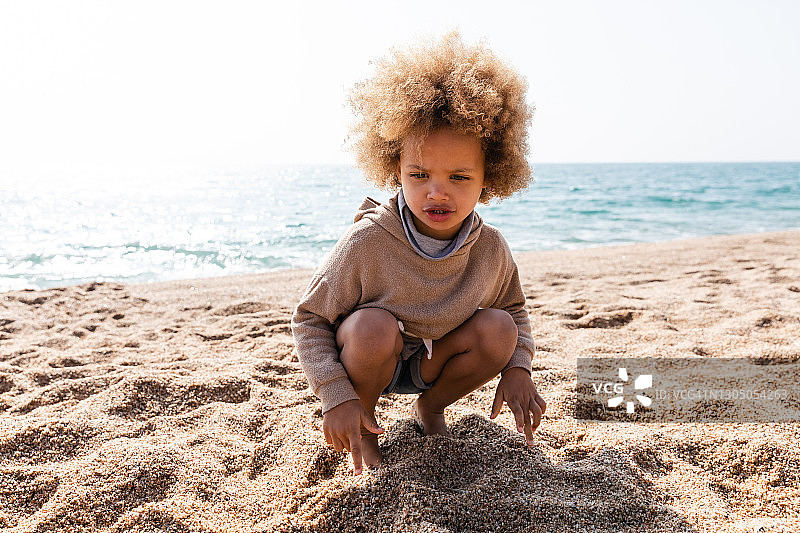 海滩上的小女孩图片素材