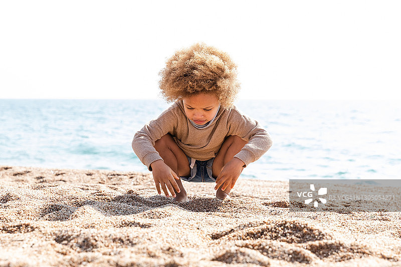 海滩上的小女孩图片素材