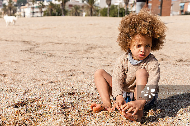 海滩上的小女孩图片素材