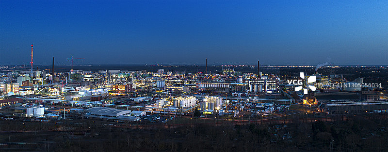 黄昏时分灯火通明的大型工业区航拍图片素材