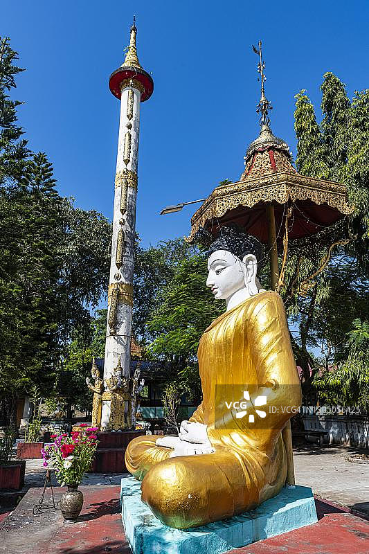 缅甸克钦邦密支那昂赛扬昂佛塔金色佛像图片素材