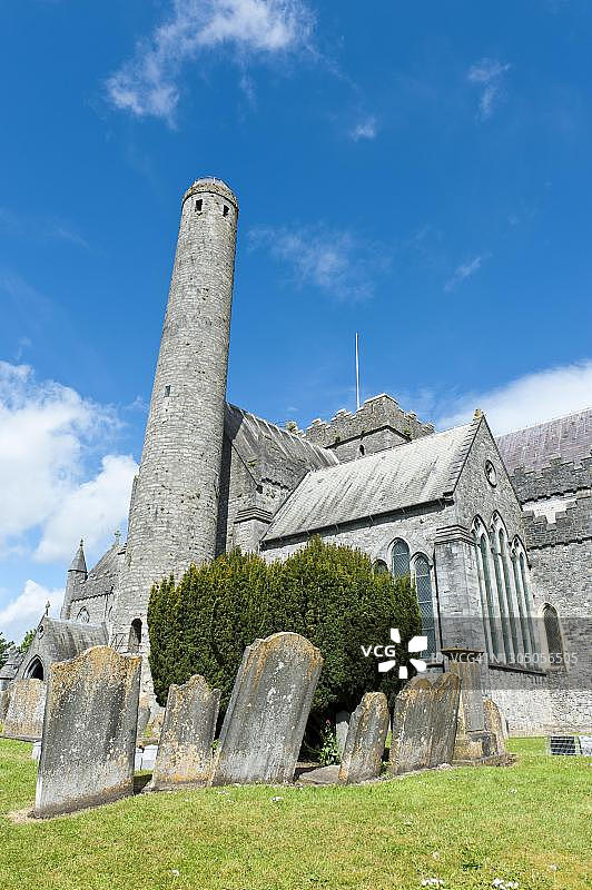 基尔肯尼郡圣凯尼克大教堂古老的圆形塔楼和墓图片素材
