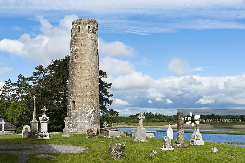 爱尔兰奥弗莱郡克朗马克诺伊斯修道院遗址，香农河图片素材