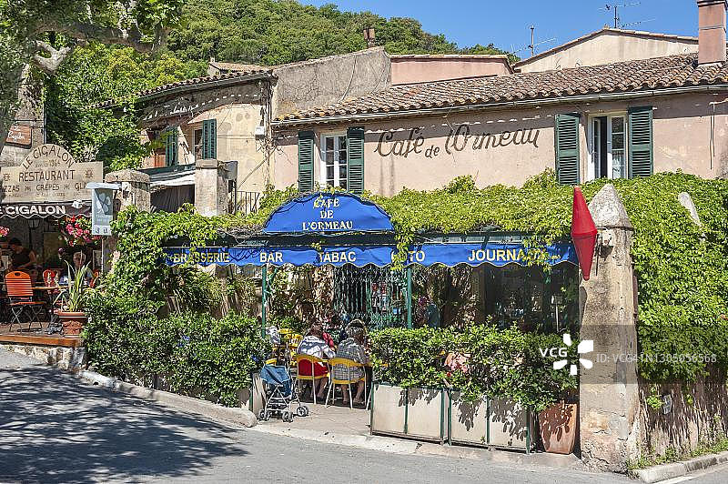 法国普罗旺斯-阿尔卑斯-蓝色海岸瓦尔省拉马图埃勒的咖啡露台图片素材