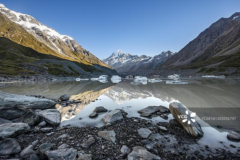 胡克湖日出时的岩石海岸，库克山国家公园，新西兰南岛图片素材