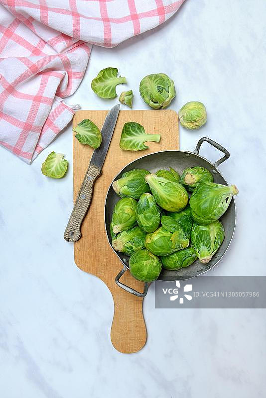 带厨房刀的球芽甘蓝，德国图片素材