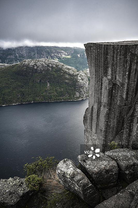 吕瑟峡湾布道石的陡峭悬崖，挪威罗加兰郡图片素材