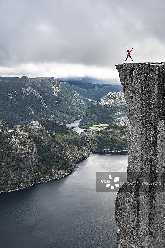 在挪威吕瑟峡湾的布道岩跳跃的人图片素材