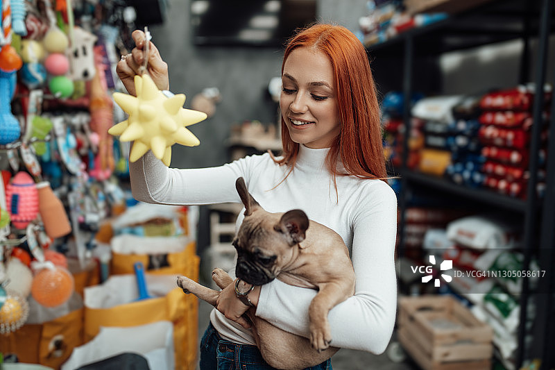 在宠物店里的女人图片素材