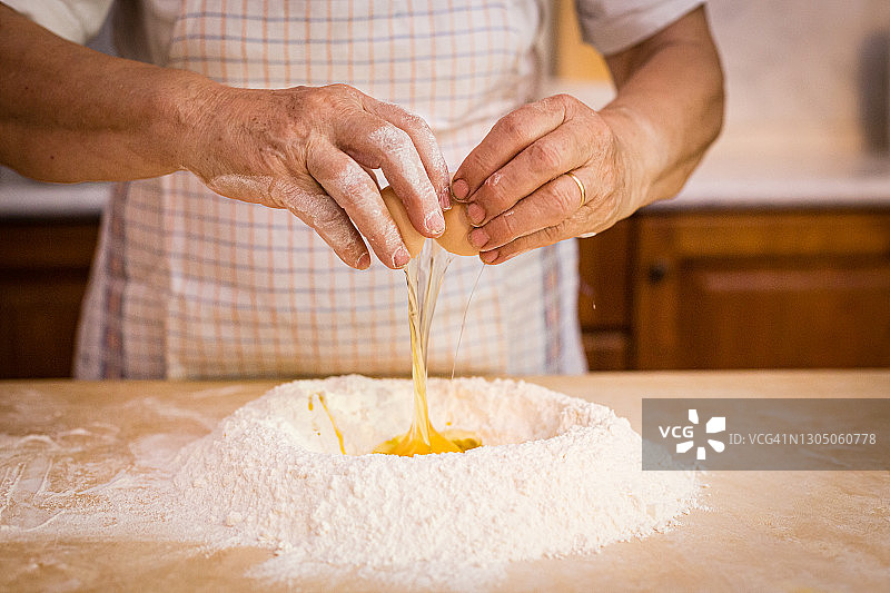 女人在面粉中加入鸡蛋图片素材