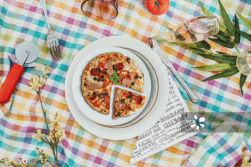 披萨桌面俯视图图片素材