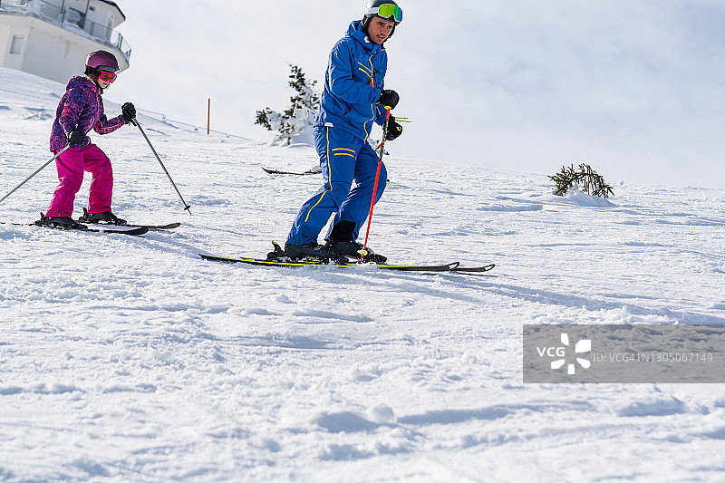 在滑雪坡上学习滑雪的女孩图片素材