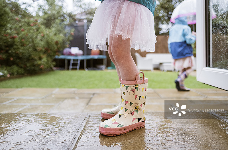 在雨中玩耍图片素材
