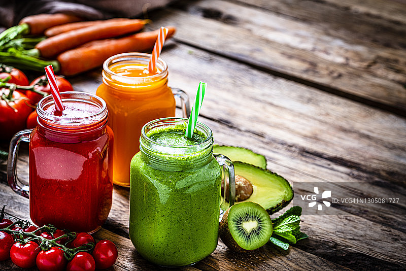 乡村木桌上的健康果蔬冰沙图片素材