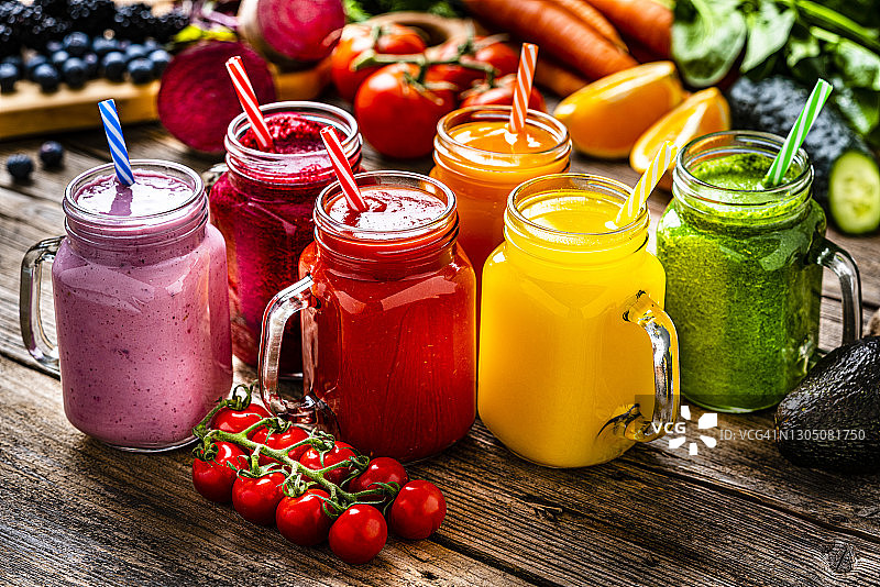 木桌上的彩色蔬果思慕雪图片素材