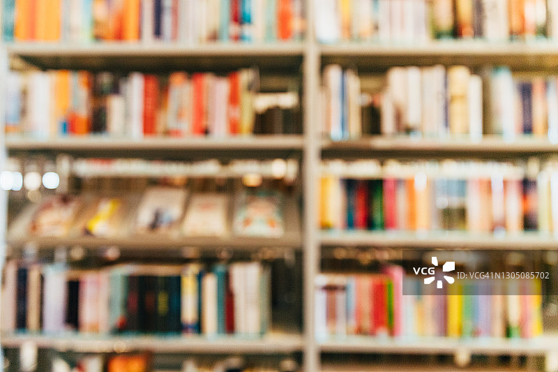 图书馆中许多书籍的虚化视图图片素材