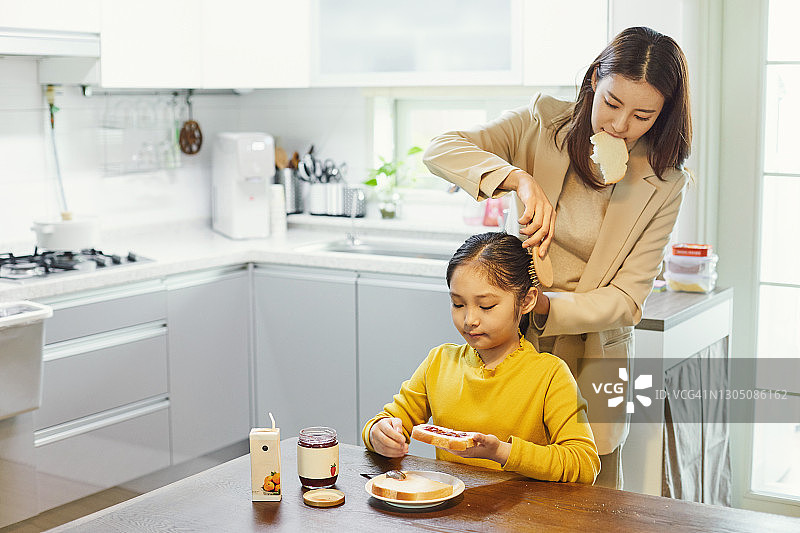 妈妈给女儿扎头发图片素材