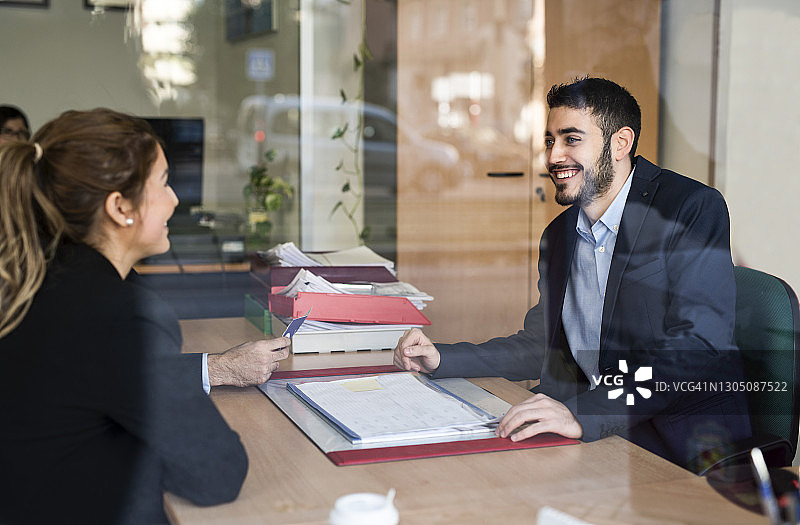 透过窗户看到的商业公司办公室工作场景图片素材