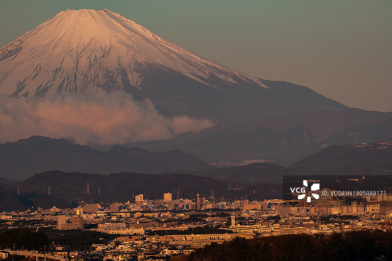 日本神奈川县的富士山和住宅区图片素材
