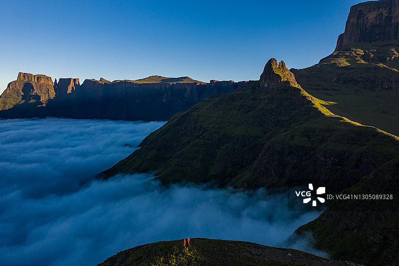 南非德拉肯斯堡山脉圆形剧场壮观的云层航拍图片素材