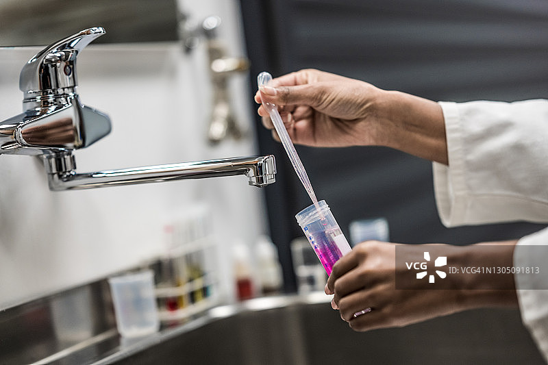 女性制作溶液的手部特写。在实验室工作图片素材