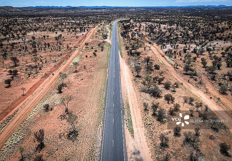 麦克唐奈山脉和单车道公路图片素材
